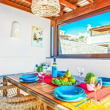 Playa Blanca Sleeps 4 Pool Air Con Wifi Villa