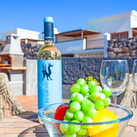 Playa Blanca Sleeps 4 Pool Air Con Wifi Villa